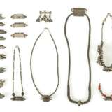 Verschiedene Halsketten aus Silber mit Anhängern aus Silber, Teile in Koralle und Türkis - Foto 1