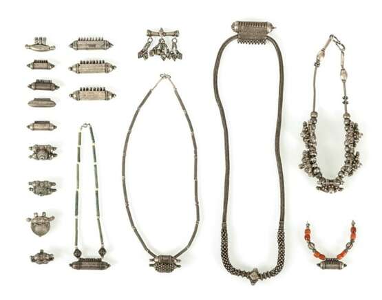 Verschiedene Halsketten aus Silber mit Anhängern aus Silber, Teile in Koralle und Türkis - фото 1