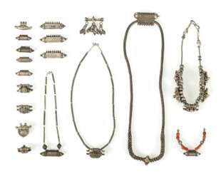Verschiedene Halsketten aus Silber mit Anhängern aus Silber, Teile in Koralle und Türkis