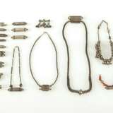 Verschiedene Halsketten aus Silber mit Anhängern aus Silber, Teile in Koralle und Türkis - фото 2