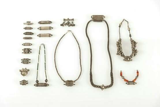 Verschiedene Halsketten aus Silber mit Anhängern aus Silber, Teile in Koralle und Türkis - photo 2