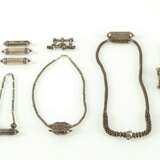 Verschiedene Halsketten aus Silber mit Anhängern aus Silber, Teile in Koralle und Türkis - Foto 3