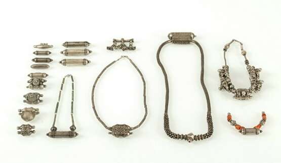 Verschiedene Halsketten aus Silber mit Anhängern aus Silber, Teile in Koralle und Türkis - фото 3