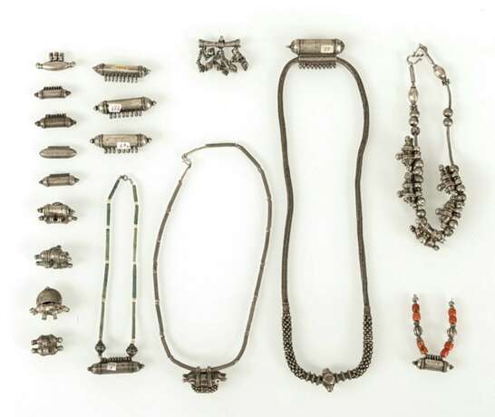 Verschiedene Halsketten aus Silber mit Anhängern aus Silber, Teile in Koralle und Türkis - Foto 4