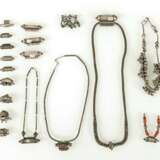 Verschiedene Halsketten aus Silber mit Anhängern aus Silber, Teile in Koralle und Türkis - Foto 4
