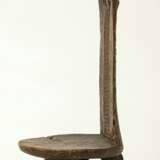 Dreibeiniger Thron-Stuhl aus Holz - photo 2