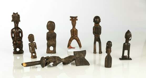 Gruppe von acht Holzfiguren und Webrollenhaltern - Foto 2
