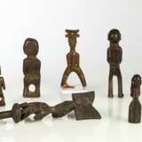 Gruppe von acht Holzfiguren und Webrollenhaltern - photo 2