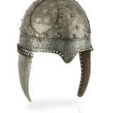 Spangenhelm aus Stahl mit Kufi-Bordüre im Form eines Balden-Helm - photo 1