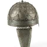Spangenhelm aus Stahl mit Kufi-Bordüre im Form eines Balden-Helm - photo 4