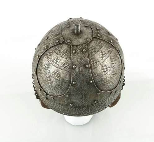 Spangenhelm aus Stahl mit Kufi-Bordüre im Form eines Balden-Helm - photo 6