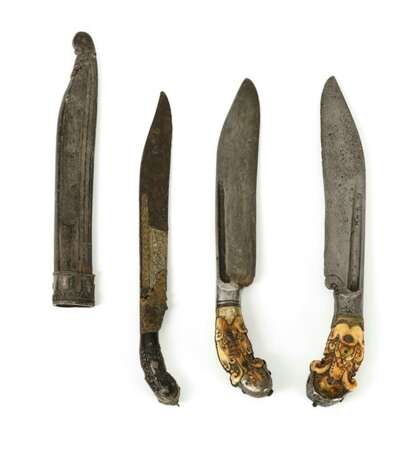 Drei Kurzdolche, 'piha kaetta', davon zwei mit Elfenbeingriffen und Silbermontierungen - photo 1