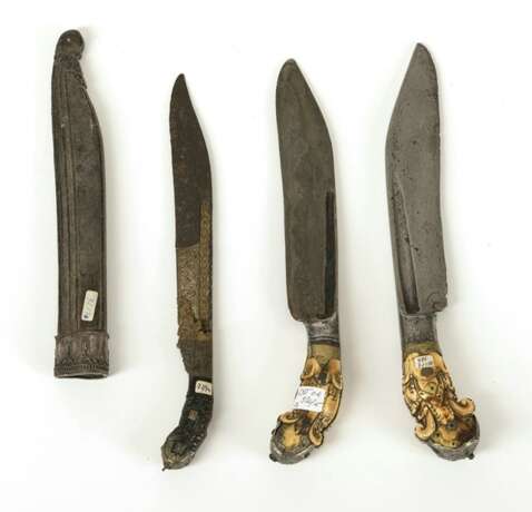 Drei Kurzdolche, 'piha kaetta', davon zwei mit Elfenbeingriffen und Silbermontierungen - фото 2