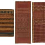 Drei Textilen, teils mit Metallfäden - Foto 1