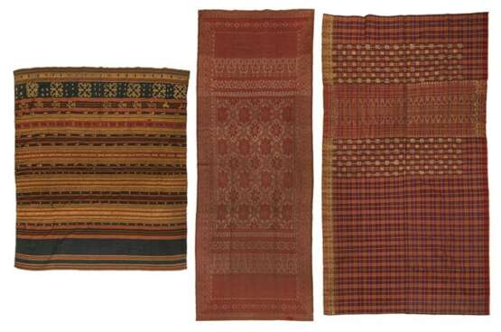 Drei Textilen, teils mit Metallfäden - Foto 1