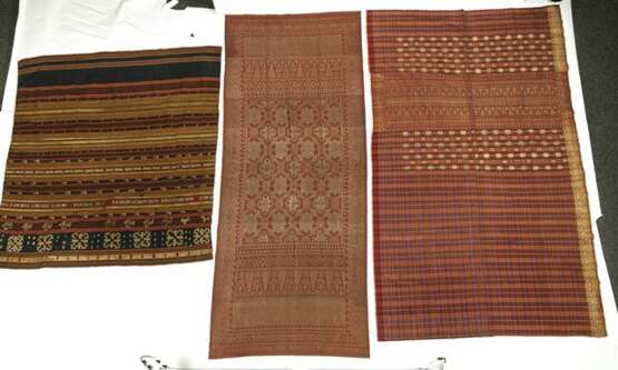 Drei Textilen, teils mit Metallfäden - Foto 2