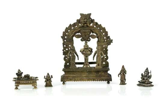 Gruppe von Bronzen, unter anderem Triade mit Vishnu, Kleinbronzen und Silber-Ganesha - фото 1
