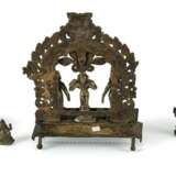 Gruppe von Bronzen, unter anderem Triade mit Vishnu, Kleinbronzen und Silber-Ganesha - photo 2