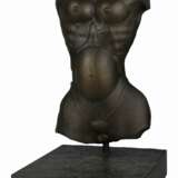 2 Reliefbronzen: Weiblicher Torso mit Medaillon und männlicher Torso - photo 2