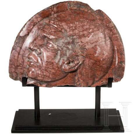 Benito Mussolini - Fragment eines Reliefs aus rotem Marmor - photo 1