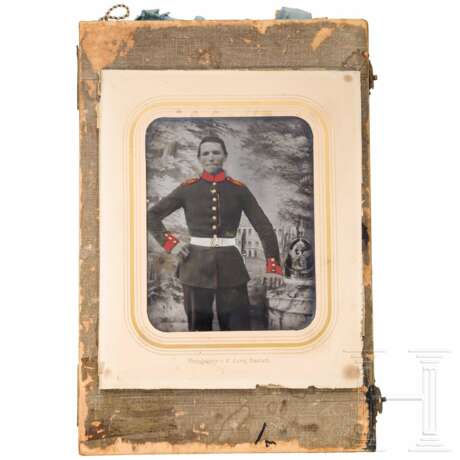 Teilkolorierte Aufnahme eines Soldaten des 3. Infanterie-Regiments Markgraf Ludwig Wilhelm, um 1855 - Foto 1