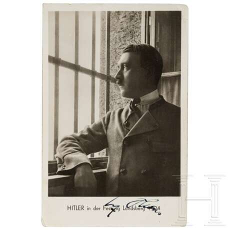 Eigenhändig signierte Postkarte "Hitler in der Festung Landsberg 1924" - фото 1