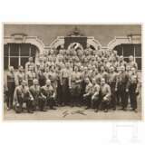 Gruppenfoto eines SA-Führerlehrgangs mit Unterschrift Hitlers, um 1930 - photo 1