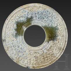 Elegant geschnittene Bi-Scheibe im Stil der östlichen Zhou-Zeit, Jade, China, um 1900