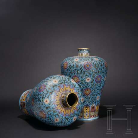 Ein Paar eindrucksvolle Cloisonné-Vasen in Mei Ping-Form, China, späte Qing-Periode, um 1830 - 1880 - photo 3