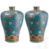 Ein Paar eindrucksvolle Cloisonné-Vasen in Mei Ping-Form, China, späte Qing-Periode, um 1830 - 1880 - photo 4