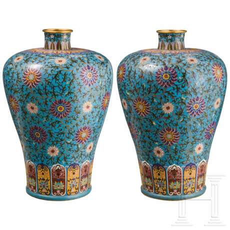 Ein Paar eindrucksvolle Cloisonné-Vasen in Mei Ping-Form, China, späte Qing-Periode, um 1830 - 1880 - Foto 5