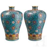 Ein Paar eindrucksvolle Cloisonné-Vasen in Mei Ping-Form, China, späte Qing-Periode, um 1830 - 1880 - photo 6