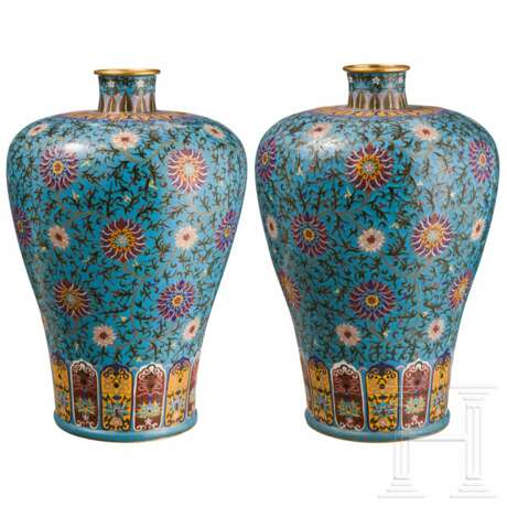 Ein Paar eindrucksvolle Cloisonné-Vasen in Mei Ping-Form, China, späte Qing-Periode, um 1830 - 1880 - Foto 7