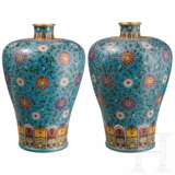 Ein Paar eindrucksvolle Cloisonné-Vasen in Mei Ping-Form, China, späte Qing-Periode, um 1830 - 1880 - photo 7