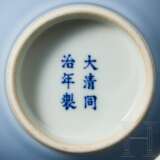 Schöne hellblau glasierte Vase mit Tongzhi-Marke, China, Tongzhi-Ära, 1861 - 1875 - фото 3