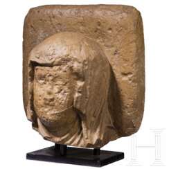 Teil einer gotischen Grabplatte einer Äbtissin, Frankreich, 15./16. Jahrhundert