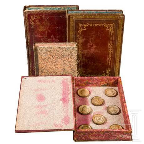 Sammlung von vier Kassetten in Buchform mit 35 Medaillons von Philosophen, Schriftstellern und Politikern, wohl Italien, 19. Jahrhundert - Foto 1