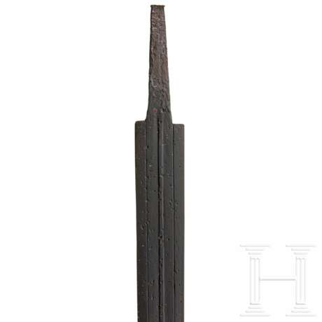Eiserne Schwertklinge einer Spatha vom Typ Lauriacum-Hromovka, römisch, spätes 2. - 1. Hälfte 3. Jahrhundert - photo 5