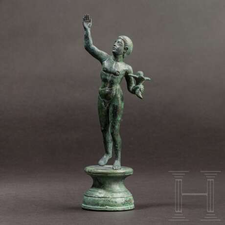 Anmutige Bronzefigur eines siegreichen Wettkämpfers, römisch, 2. Jahrhundert n. Chr. - фото 1