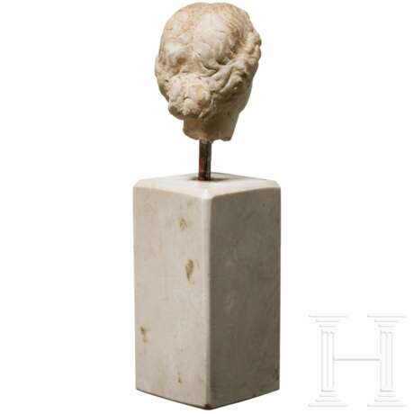 Marmorkopf einer weiblichen Gottheit, römisch, nach griechischem Vorbild, 1. Jahrhundert - Foto 3
