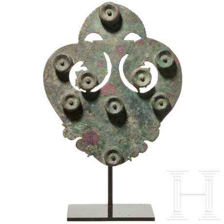 Seltener großer Bronzebeschlag auf Sockel, römisch, 2. - 3. Jahrhundert - Foto 1