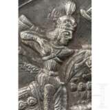 Prachtvoller Silberteller mit Reliefdarstellung des Sassanidenherrschers Shapurs II. bei der Jagd, Iran, 4. Jahrhundert - photo 2