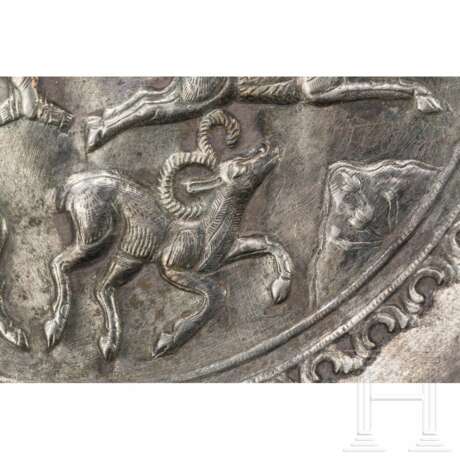 Prachtvoller Silberteller mit Reliefdarstellung des Sassanidenherrschers Shapurs II. bei der Jagd, Iran, 4. Jahrhundert - Foto 3