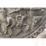 Prachtvoller Silberteller mit Reliefdarstellung des Sassanidenherrschers Shapurs II. bei der Jagd, Iran, 4. Jahrhundert - photo 3