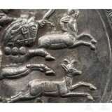 Prachtvoller Silberteller mit Reliefdarstellung des Sassanidenherrschers Shapurs II. bei der Jagd, Iran, 4. Jahrhundert - photo 4