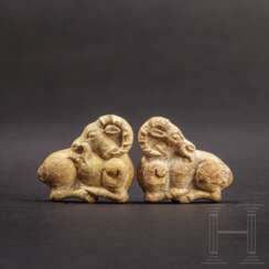 Ein Paar Steinbockappliken, Bein, achämenidisch, 5. - 4. Jahrhundert vor Christus