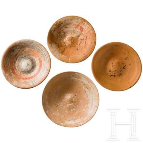 Vier Teller, zwei mit Bemalung, hellenistisch, 3. – 1. Jahrhundert vor Christus - фото 1