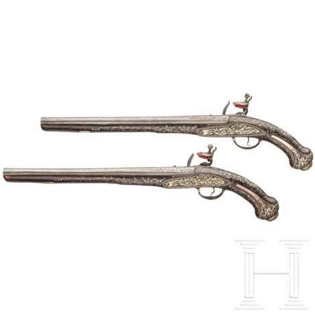 Ein Paar silbermontierte Steinschloss-Orientpistolen, osmanisch, um 1820/30 - photo 2