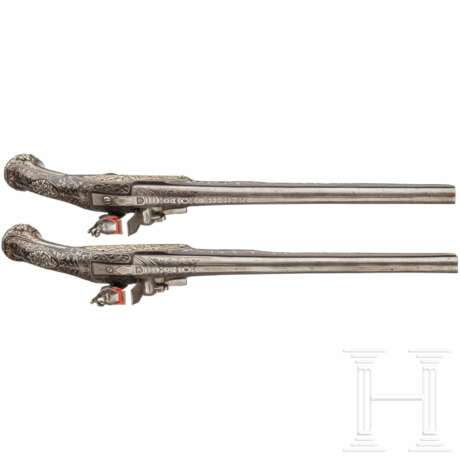 Ein Paar silbermontierte Steinschloss-Orientpistolen, osmanisch, um 1820/30 - фото 3