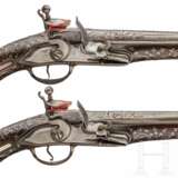 Ein Paar silbermontierte Steinschloss-Orientpistolen, osmanisch, um 1820/30 - фото 5